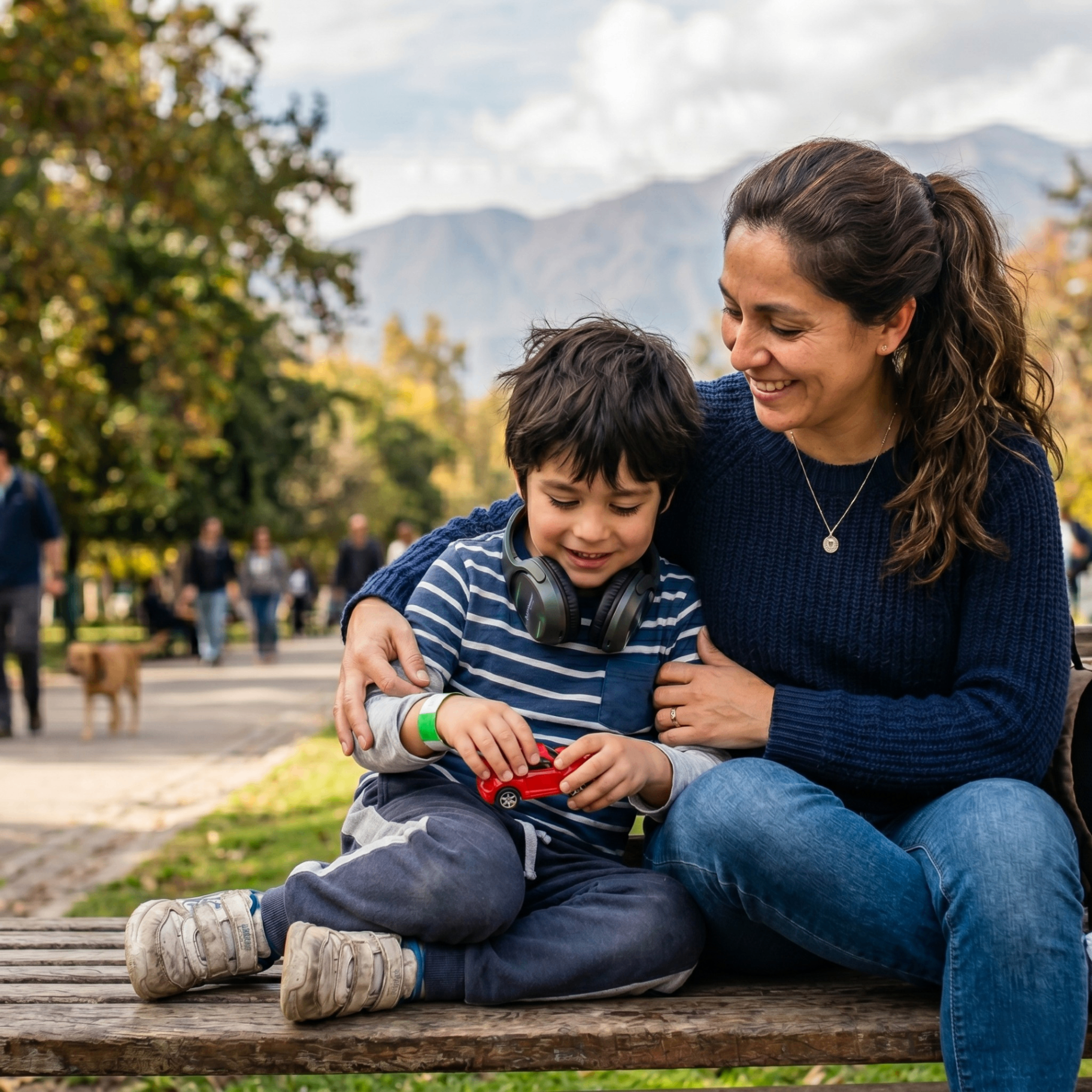Madre abrazando a su hijo en un parque