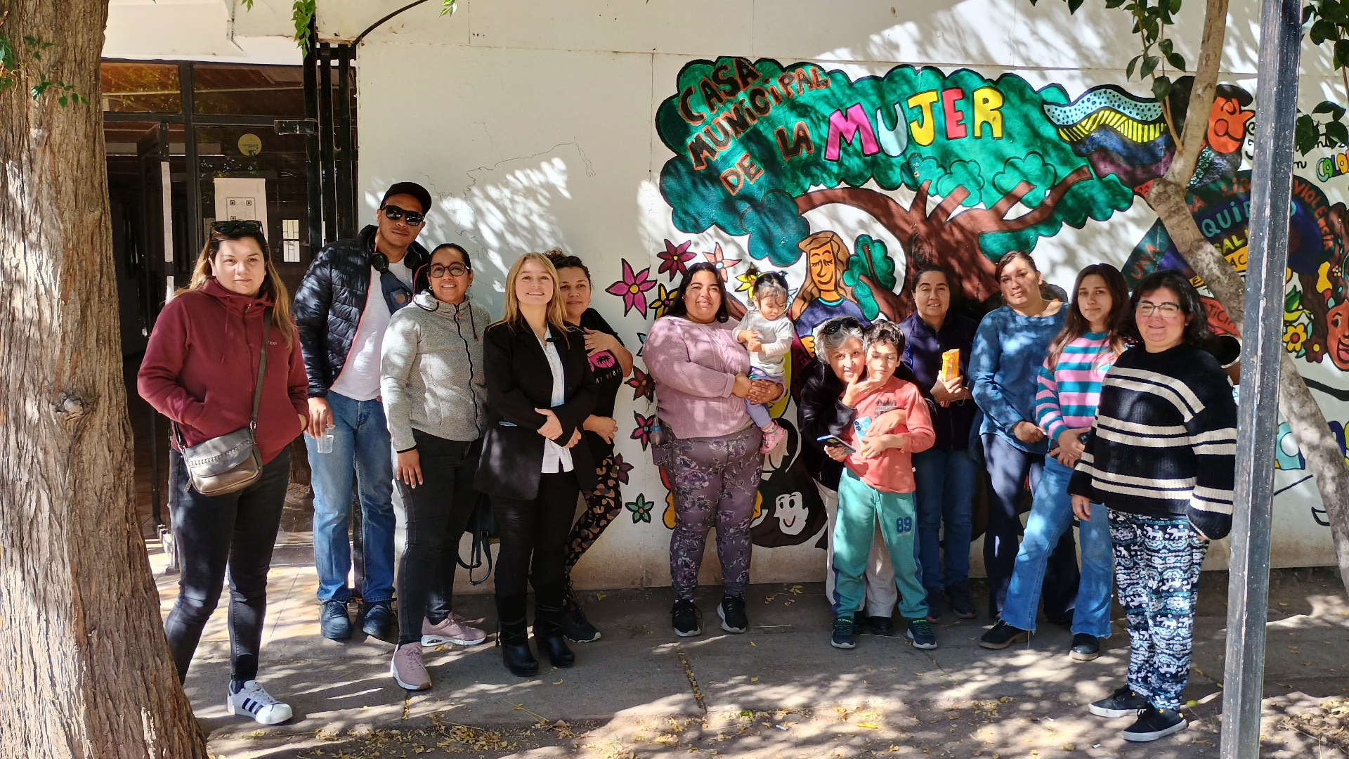 Equipo y familias de CADEVA frente al mural de la Casa Municipal de la Mujer